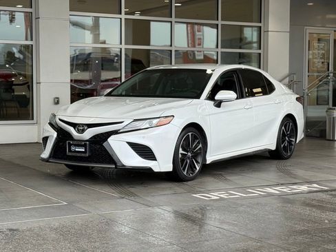 Used 2018 Toyota Camry XSE image 2