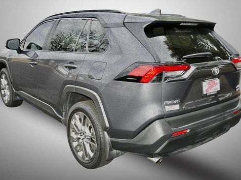 Used 2020 Toyota RAV4 XLE Premium image 5