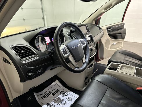 Used 2016 Chrysler Town & Country Touring FWD image 13