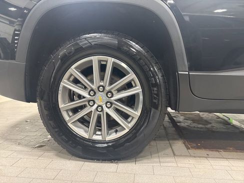 Used 2023 Chevrolet Traverse LT image 28