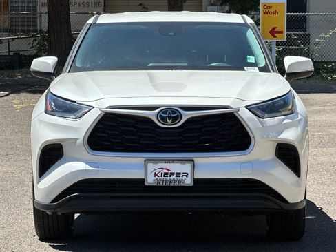 Used 2021 Toyota Highlander L AWD/4WD image 9