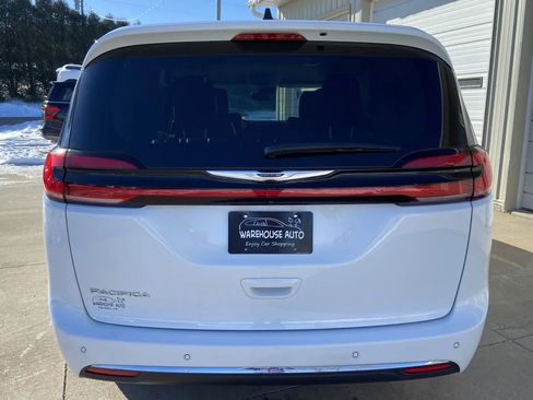 Used 2024 Chrysler Pacifica Touring-L image 6