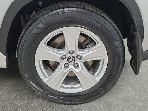 Certified 2024 Toyota Highlander LE image 28