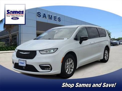 Used 2025 Chrysler Pacifica Select FWD image 1