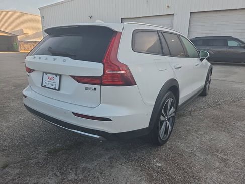 Used 2025 Volvo V60 B5 Cross Country Plus image 12