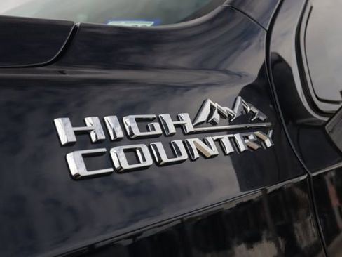 Used 2024 Chevrolet Suburban High Country image 4