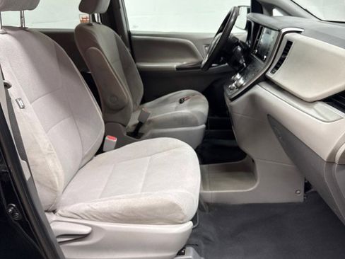 Used 2020 Toyota Sienna L image 24