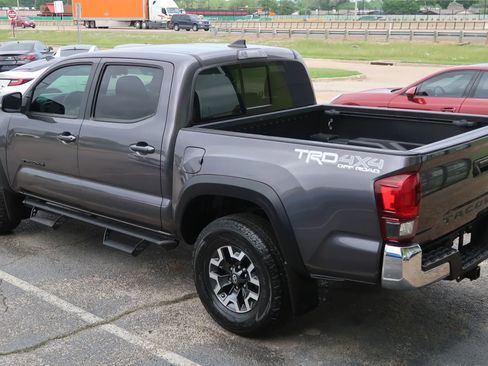 Used 2018 Toyota Tacoma TRD Off-Road AWD/4WD image 12
