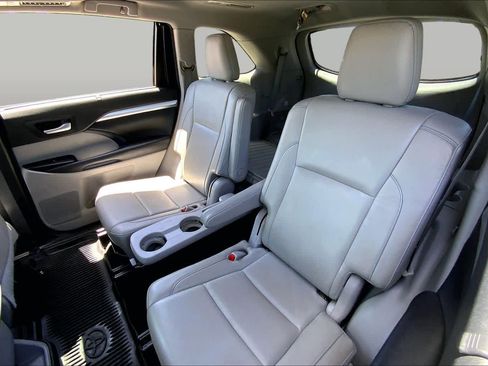 Used 2018 Toyota Highlander XLE AWD/4WD image 21
