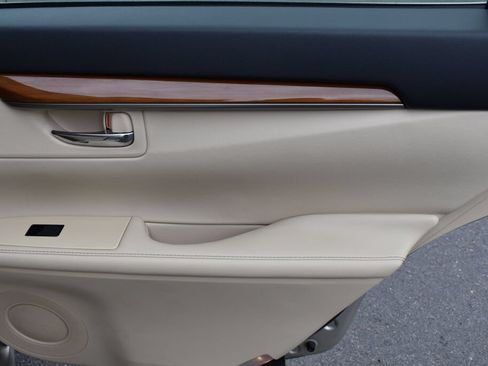 Used 2014 Lexus ES 300h w/ Luxury Package w/Bamboo Trim FWD image 22
