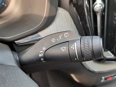 Used 2025 Volvo XC60 B5 Plus image 8