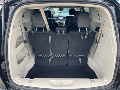 Used 2024 Chrysler Pacifica Touring-L FWD image 7