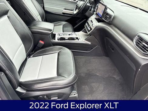 Used 2022 Ford Explorer XLT w/ XLT Sport Appearance Package AWD/4WD image 13
