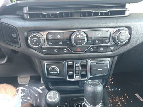 New 2025 Jeep Gladiator Sport image 10