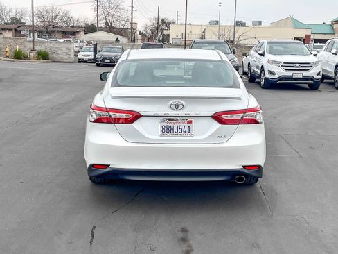 Used 2018 Toyota Camry XLE image 3