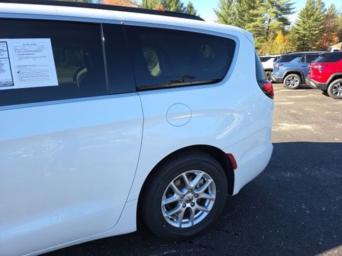 Used 2022 Chrysler Pacifica Touring-L image 83