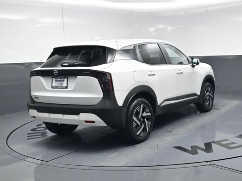 Used 2025 Nissan Kicks SV w/ Charging Package image 9