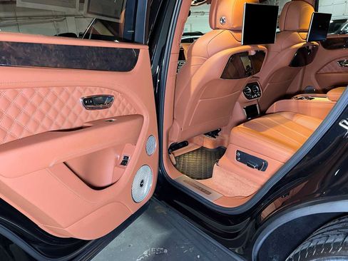 Used 2022 Bentley Bentayga AWD/4WD image 17