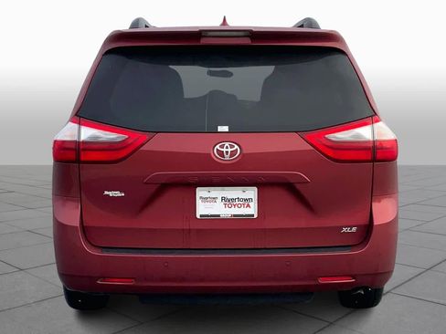 Used 2020 Toyota Sienna XLE w/ XLE Navigation Package image 5