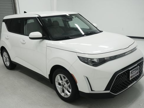 Used 2023 Kia Soul LX w/ LX Technology Package FWD image 3