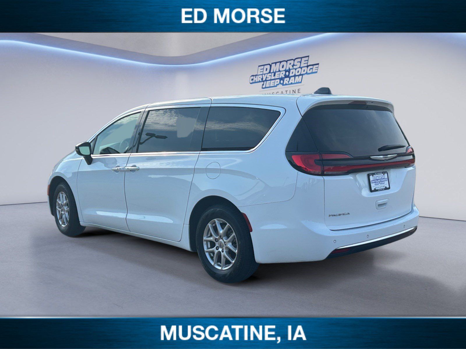 Used 2024 Chrysler Pacifica Touring-L FWD image 3