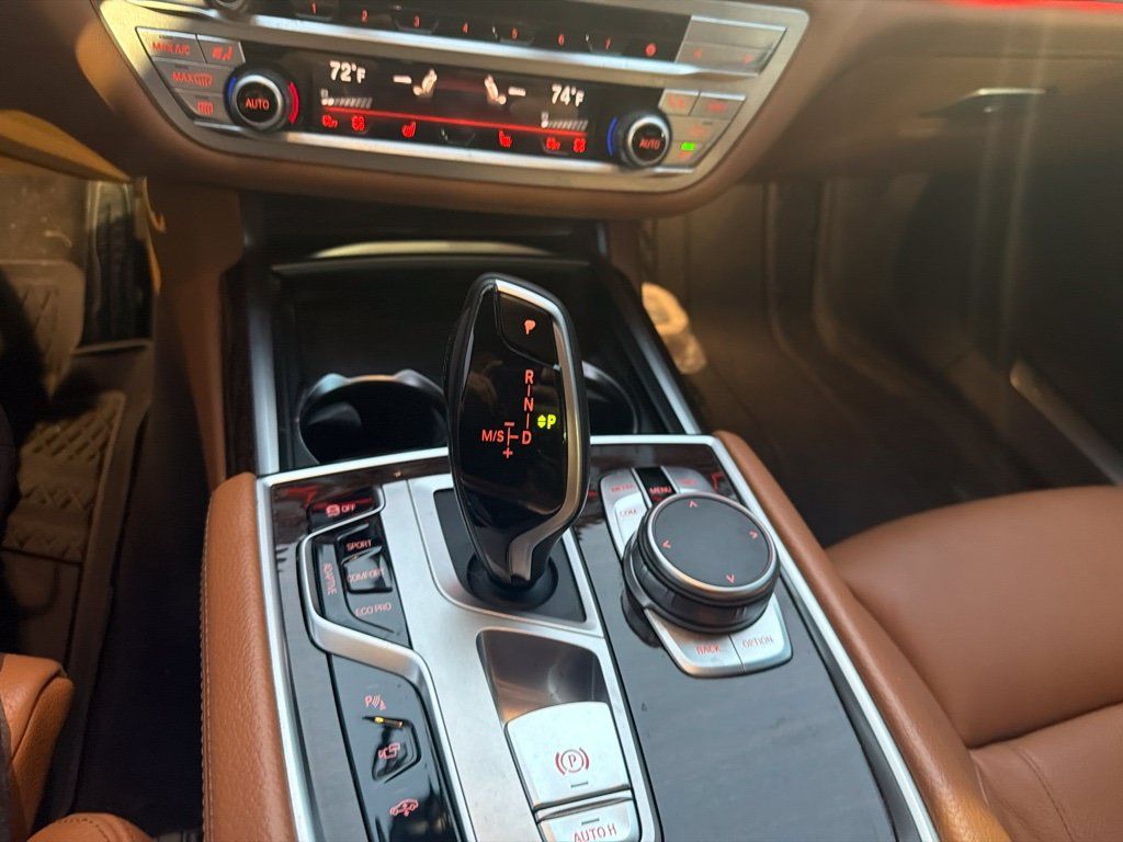 Used 2022 BMW 740i w/ M Sport Package RWD image 5