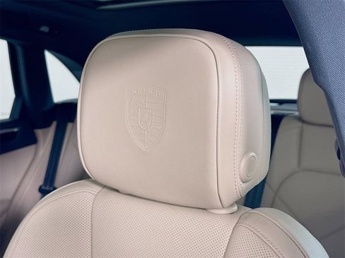 Certified 2025 Porsche Macan image 14