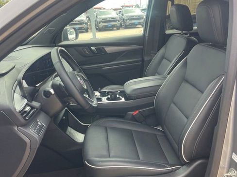 Used 2025 Buick Enclave Preferred FWD image 10