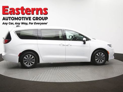Used 2023 Chrysler Pacifica Touring-L FWD image 47