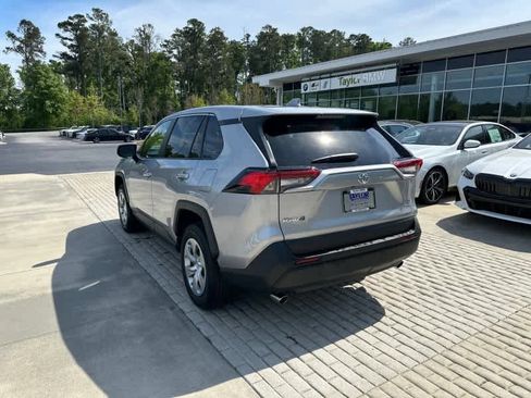 Used 2022 Toyota RAV4 LE image 4