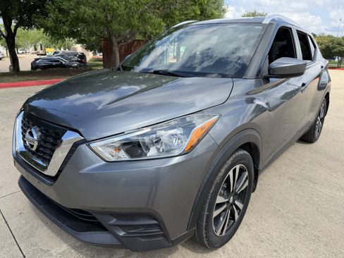 Used 2018 Nissan Kicks SV FWD image 3