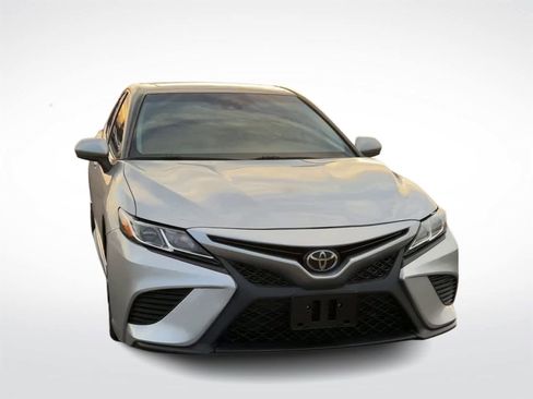 Used 2019 Toyota Camry SE image 3