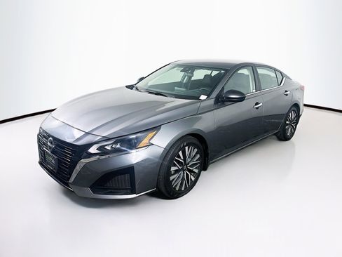 Used 2024 Nissan Altima 2.5 SV image 3