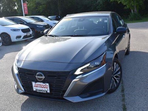 Used 2024 Nissan Altima 2.5 SV FWD image 12