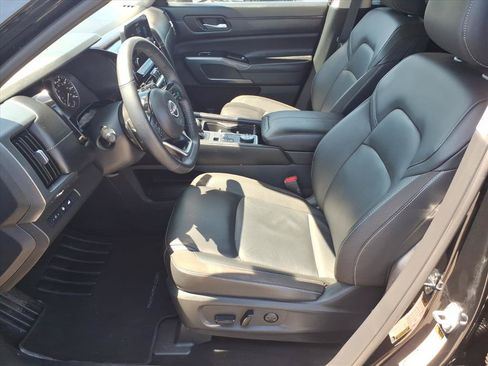 Used 2025 Nissan Pathfinder SL AWD/4WD image 12