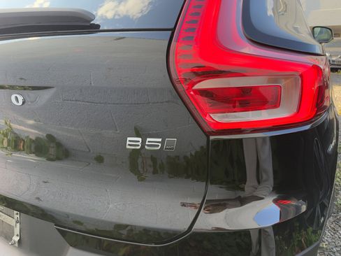 Certified 2023 Volvo XC40 B5 Plus w/ Climate Package image 6