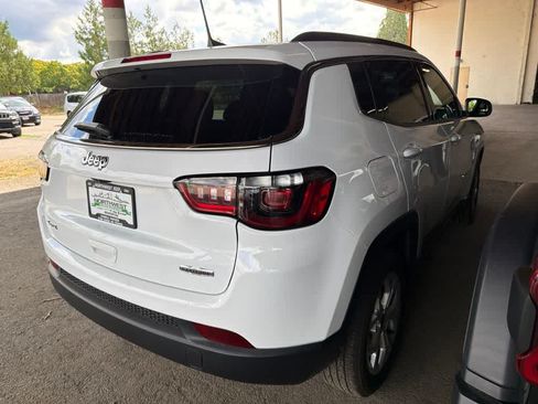 Used 2025 Jeep Compass Latitude AWD/4WD image 5