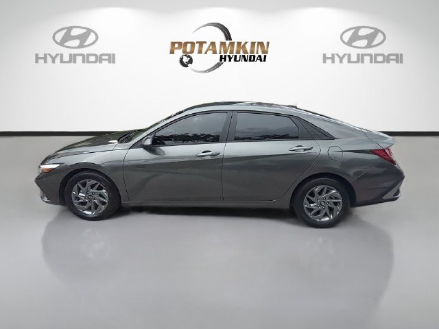 Certified 2024 Hyundai Elantra SEL FWD image 8