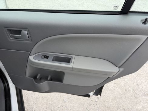 Used 2005 Ford Freestyle SE FWD image 19