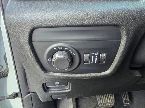 Used 2024 Jeep Grand Cherokee Altitude image 23