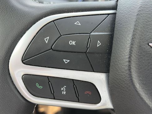 Used 2023 Chrysler Pacifica Touring-L w/ Uconnect Theater Family Group AWD/4WD image 15