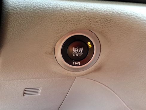 Used 2023 Chrysler Pacifica Limited FWD image 17