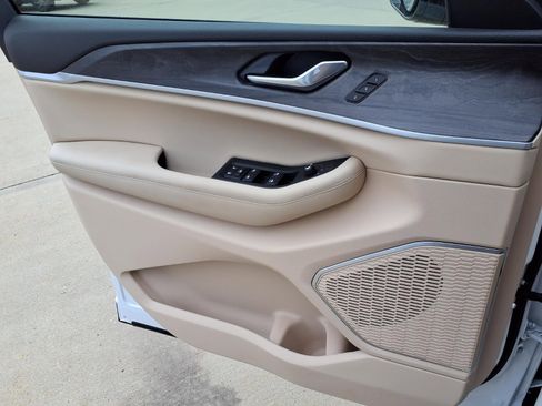 Used 2025 Jeep Grand Cherokee Limited w/ Black Appearance Package image 18