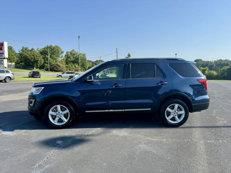 Used 2016 Ford Explorer XLT w/ Equipment Group 202A AWD/4WD image 2