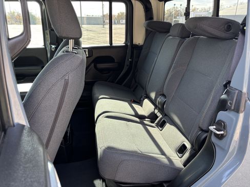 Used 2025 Jeep Gladiator Sport image 21