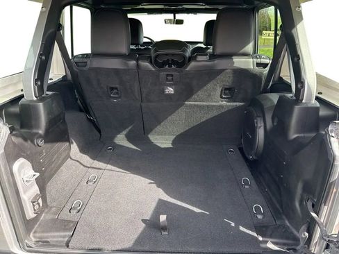 Used 2018 Jeep Wrangler Unlimited Sahara w/ Uconnect 4C Nav & Sound Group AWD/4WD image 9