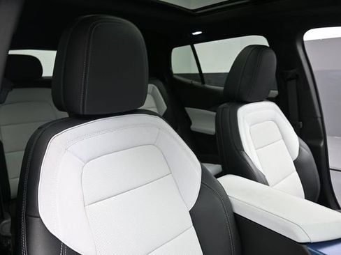 Used 2025 Chevrolet Equinox EV LT w/ Convenience Package II FWD image 28