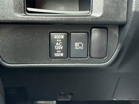 Used 2018 Toyota Tacoma TRD Sport w/ Technology Package RWD image 30