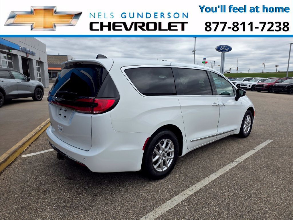 Used 2024 Chrysler Pacifica Touring-L FWD image 7