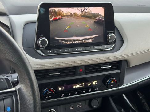 Used 2023 Nissan Rogue SV image 30